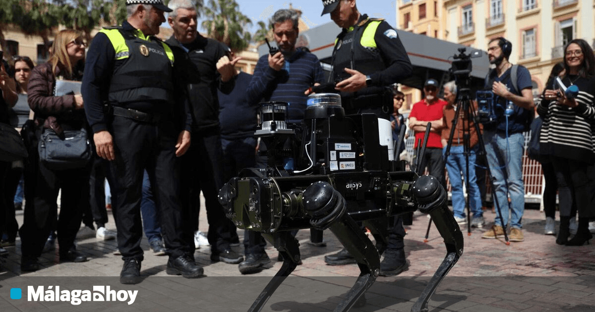 El súper agente especial de la Policía Local de Málaga: un perro robot que 'detiene' a los que usan patinetes por el Centro