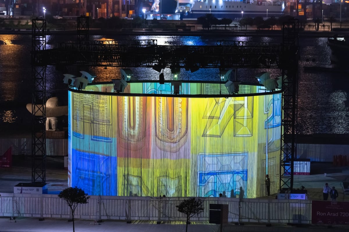 Una espectacular cortina inmersiva de Ron Arad invita a penetrar en el arte en La Marina de Valencia 