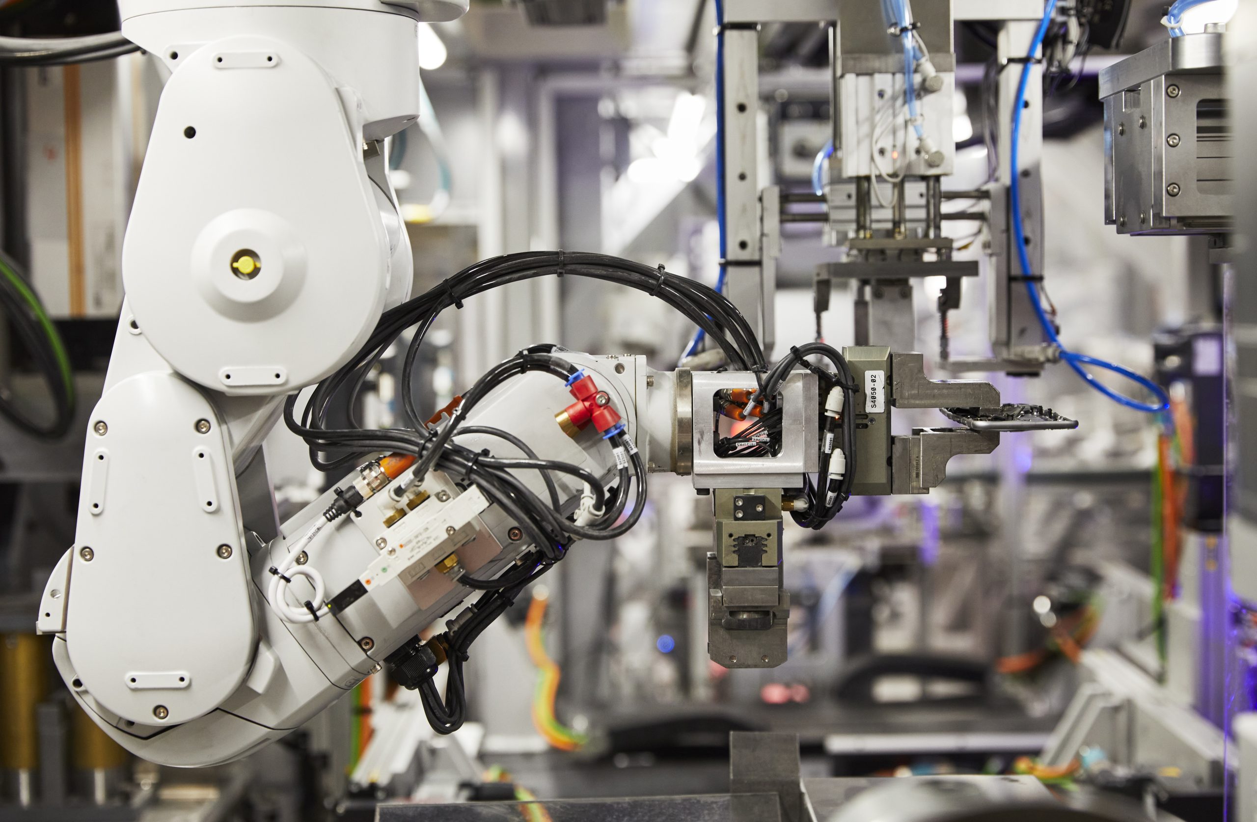Visitamos a Daisy, el robot de Apple que desarma un iPhone en 18 segundos