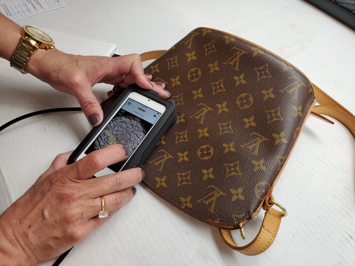 El fascinante dispositivo de Inteligencia Artificial que detecta los bolsos falsificados