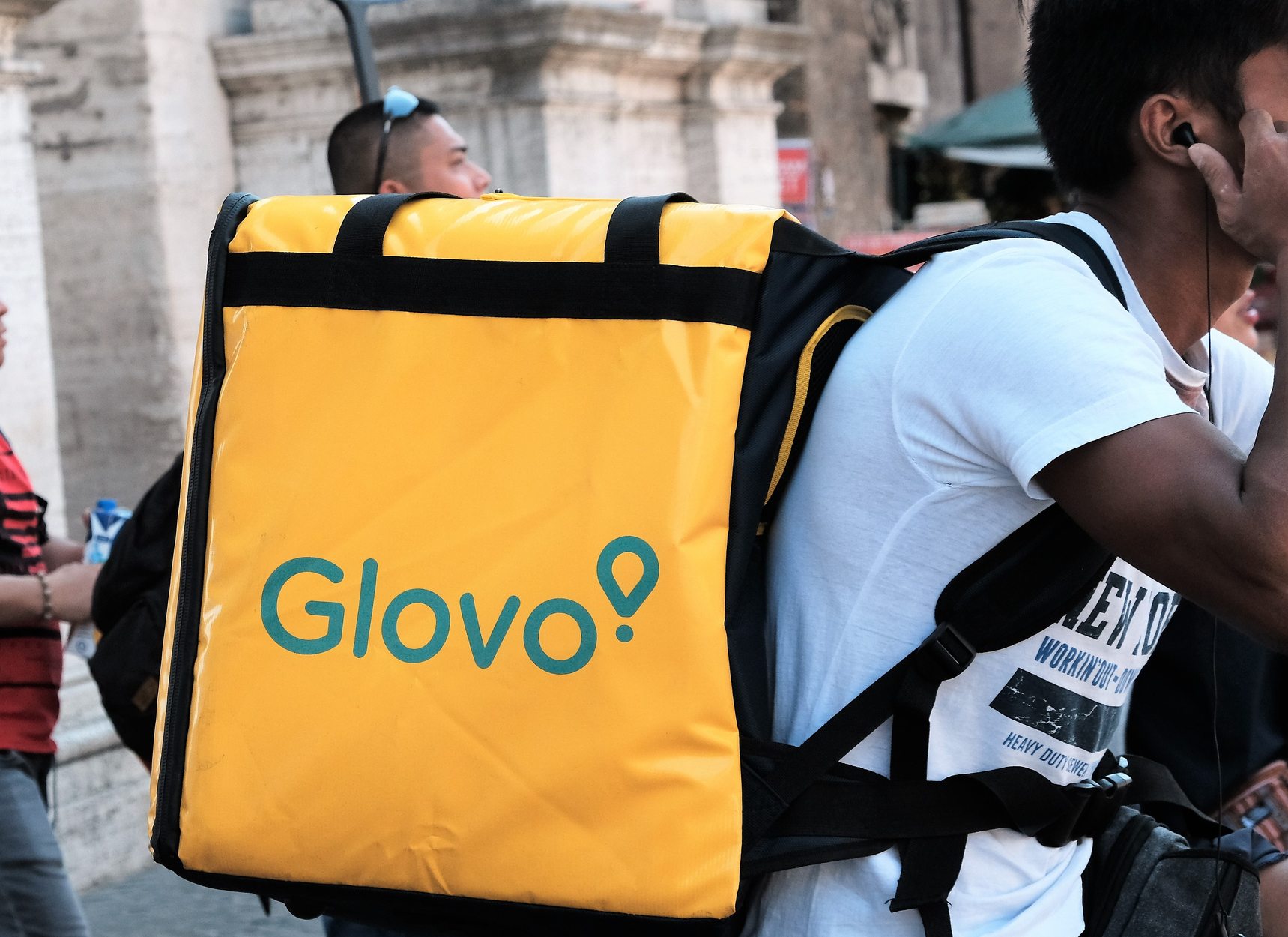 Ayuso encarga a Glovo el reparto de comida a personas vulnerables, entre ellas los repartidores de Glovo