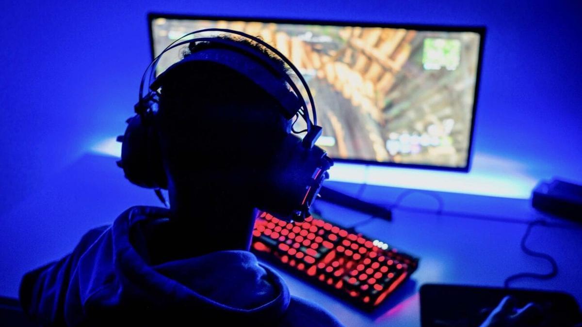 Antifeminismo y lgtbifobia para adolescentes: ¿quiénes son los 'fachatubers' y qué dicen?