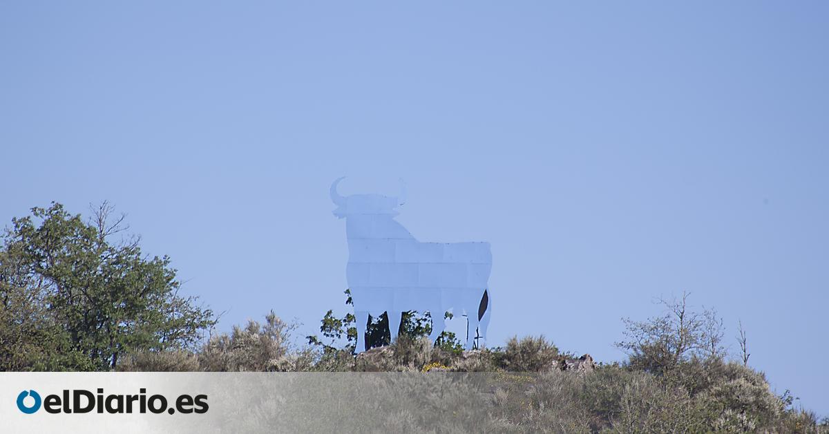 Un artista usa el cielo para hacer "desaparecer" un toro de Osborne de siete metros de altura