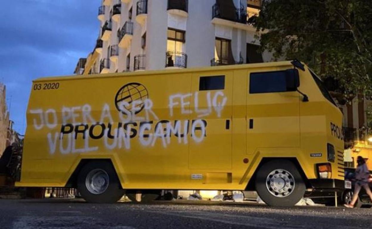 Un cóctel mólotov da inicio a la cremà de la falla Corona | Las Provincias