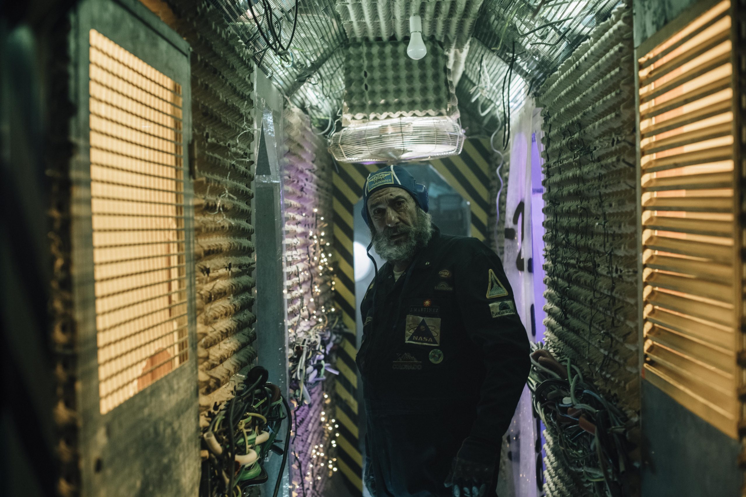 Karra Elejalde monta una nave espacial en un piso en València en 'Kepler Sexto B'