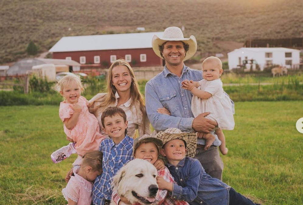 The Ideological Battlefield of the "Mamasphere" 