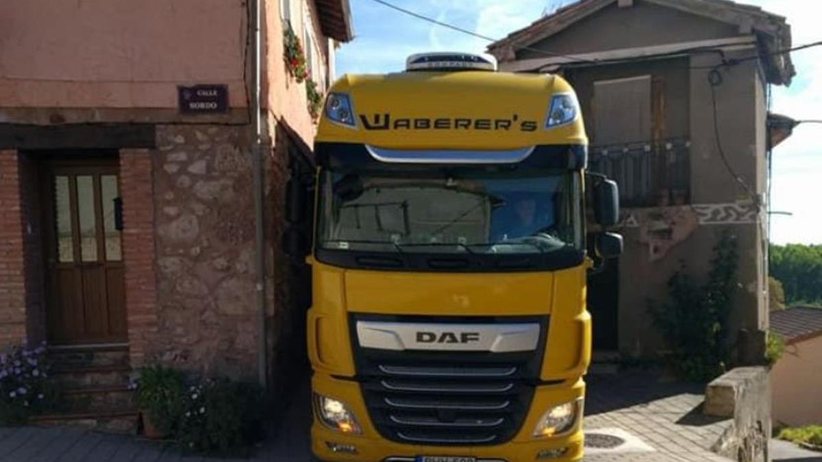 El triángulo de las Bermudas de La Rioja: así 'se tragan' los pueblos de la sierra camiones de mercancías