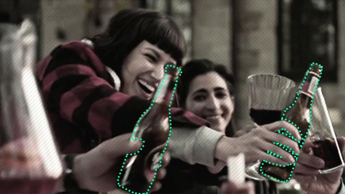 Tú ves una cerveza, yo un refresco: el proyecto de Bill Gates para cambiar los productos que salen en series y películas