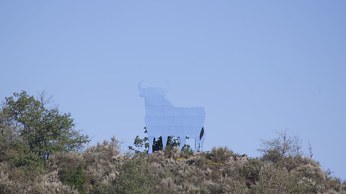 Un artista usa el cielo para hacer "desaparecer" un toro de Osborne de siete metros de altura