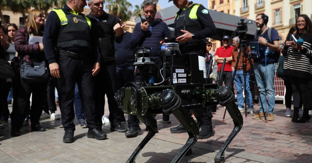 El súper agente especial de la Policía Local de Málaga: un perro robot que 'detiene' a los que usan patinetes por el Centro